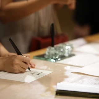 列席者記帳台です。広々としています。