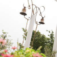 花道を作って頂いた後ガーデンの鐘を鳴らします。