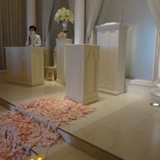 挙式会場と花弁が敷き詰められたヴァージンロード