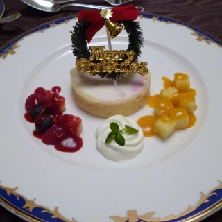 バニラアイスに、ベリーソースとマンゴーパインソースがGood