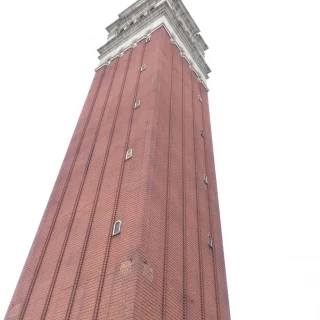 チャペル外の大きな塔