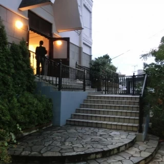 教会からお庭に続く階段