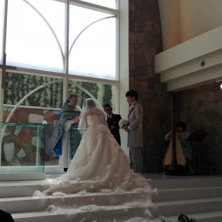 チャペルで結婚証明書にサインしてる新郎新婦