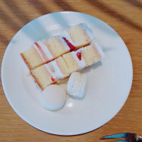 ウェディングケーキを切り分けていただいたものです。