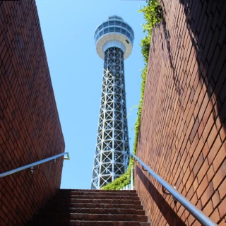屋外チャペルへと出る階段。人気の写真スポット