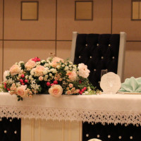 披露宴会場の新郎新婦の席の装花