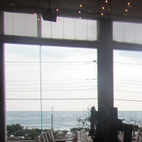 披露宴会場から海が見える。窓にはカーテンをかけることも可能。