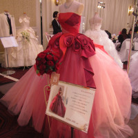 ドレス展示。赤のカラードレスに、ブーケの組み合わせの見本