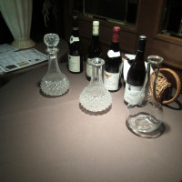 披露宴会場にはお酒も並べてある。