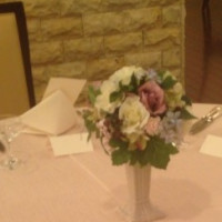披露宴会場のゲストテーブルの装花