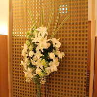 チャペルの入り口付近、装花