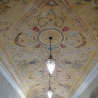 チャペルへと続く廊下の天井は壁画風。