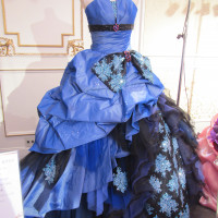 ドレス展示。青のカラードレス