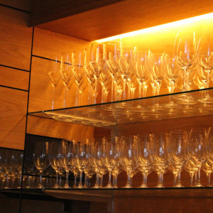 控え室バーカウンターワイングラス。|360639さんのTHE GARDEN（ザガーデン）の写真(134377)