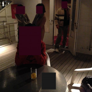 挙式用の船、デッキでは座って飲み物を飲むこともできる|360639さんのザ・クルーズクラブ東京の写真(67962)