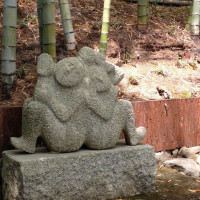 挙式をする竹林の一角にある石像