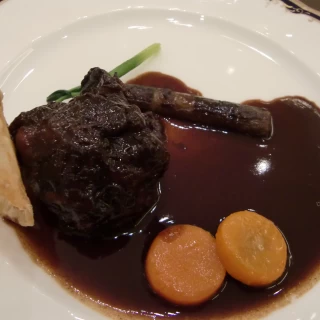 牛肉のワイン煮。ワインの臭いが強く、あまり食べられなかった。