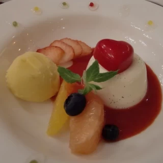 とてもかわいらしいデザート。味も文句なしです。