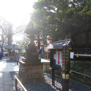 ご本堂をお参りする一般参拝客がいます|360827さんの新宿十二社熊野神社の写真(113196)
