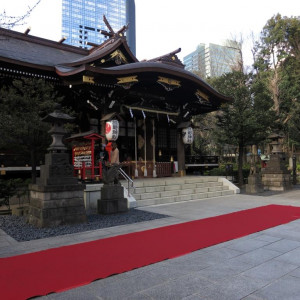 ご本堂の外観と赤絨毯|360827さんの新宿十二社熊野神社の写真(113189)