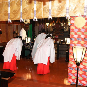 儀式は神職と巫女さんが二人で行います。雅楽奏者はオプション|360827さんの新宿十二社熊野神社の写真(69629)