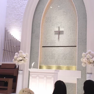 ちょっとわかりにくいが羽根が舞い落ちてくる演出もあり。