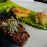 肉料理、屋組の器も素敵