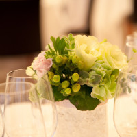 テーブルのお花もグリーン×白でシンプルに