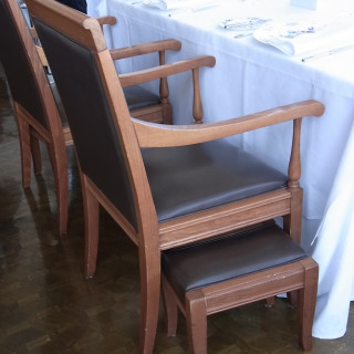 レストラン　椅子と荷物置き（椅子の下）