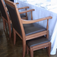 レストラン　椅子と荷物置き（椅子の下）
