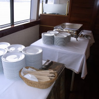 船内披露宴会場　立食ビュッフェスタイルの展示