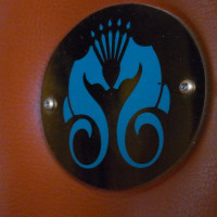 クリスタルヨットクラブのロゴ　（ラウンジのドア）