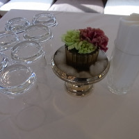 船内披露宴会場　立食ビュッフェスタイル　テーブル装花