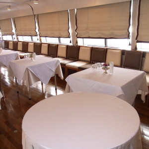 船内の披露宴会場　立食ビュッフェスタイルの展示|362085さんのザ・クルーズクラブ東京の写真(92031)