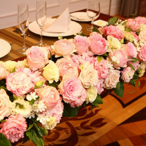 メインテーブル装花は会場のアンティークな雰囲気に合わせて。|362221さんのマリーグレイス桜坂の写真(81880)