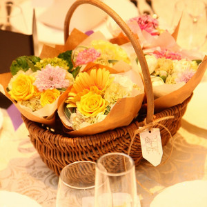 ゲストテーブルはミニブーケを。持ち帰れるので喜ばれました。|362221さんのマリーグレイス桜坂の写真(81881)