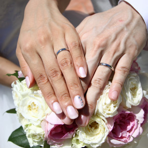 ブーケと結婚指輪での撮影。|362639さんのアリビラ・グローリー教会(ホテル日航アリビラ内)チュチュリゾートウエデイングの写真(74816)