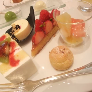 デザートビュッフェで好きなケーキをたくさん食べました