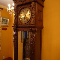 建物に入ったところに置かれていたアンティークな古時計。