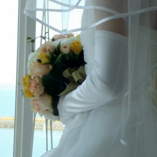 新婦とその向こうに見える琵琶湖