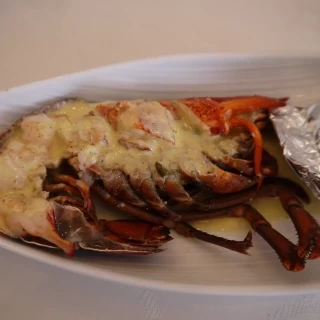 ガーデンで新郎新婦から配られたエビ料理