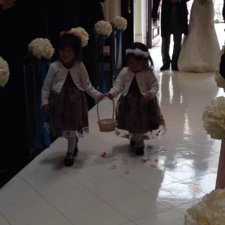 子どもたちのフラワーシャワー