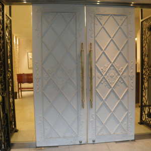 ドア　鉄格子と白い扉でモダンな印象|364213さんのル・トレフルの写真(85168)