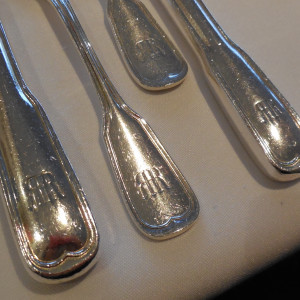 高級ホテルの証。ロゴマークが入った銀食器が披露宴でも使用。|364240さんのリーガロイヤルホテル広島の写真(87713)