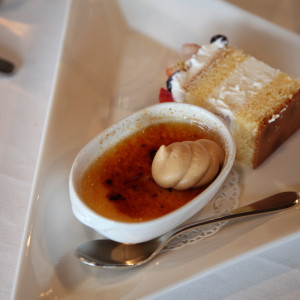 ウエディングケーキとクレームブリュレ|364305さんのワイナリ―レストラン サンクゼールの写真(86942)