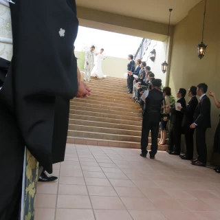 挙式後、階段から新郎新婦が登場し、フラワーシャワー・・・