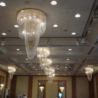 至る所にシャンデリア
