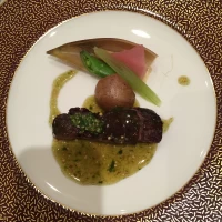 牛フィレ肉のロースト　ヨモギとタスマニアマスタードのソース