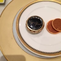 キャビアと桜色のパンケーキ