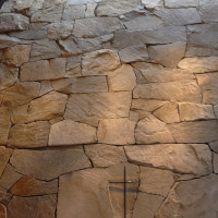 大きな石で出来た式場の壁は重厚感が漂う